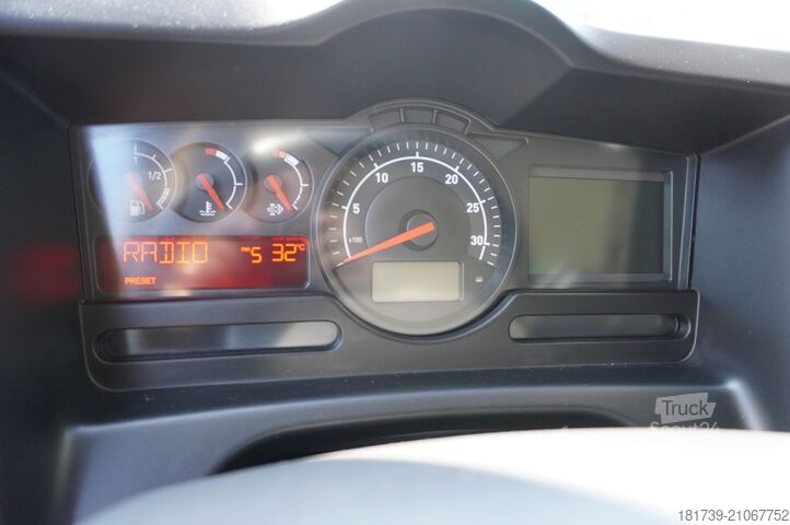 Tow truck Renault D12 / New galvanized tow truck superstru