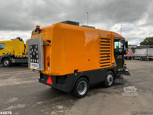 Barredora de calzadas Ravo 540 with 3-rd brush