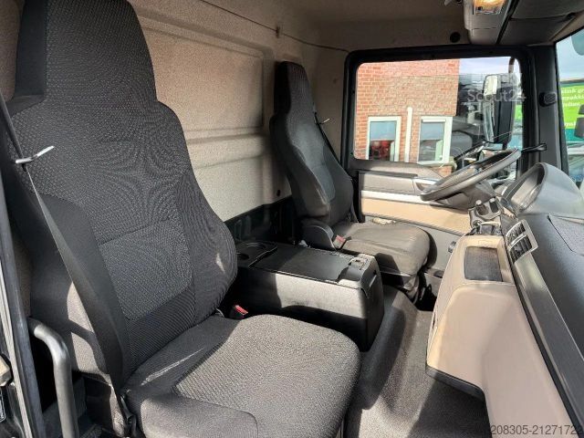 Box truck MAN TGM 12.250 BL mit 8.65m Isokoffer und 2T LBW