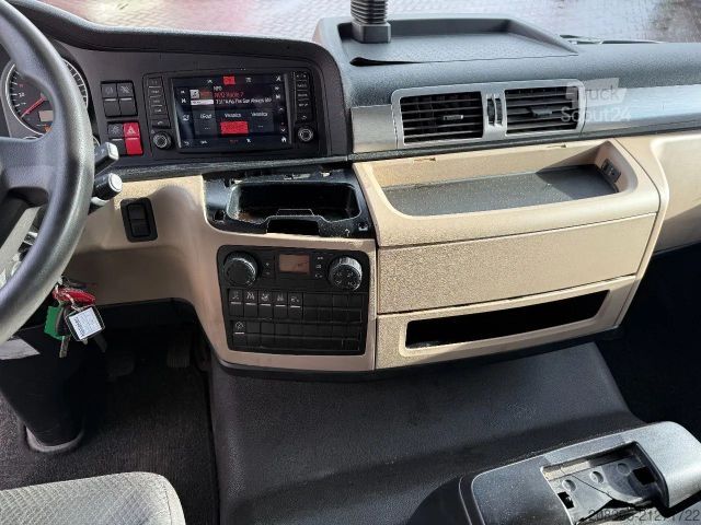 Box truck MAN TGM 12.250 BL mit 8.65m Isokoffer und 2T LBW