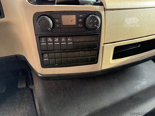 Box truck MAN TGM 12.250 BL mit 8.65m Isokoffer und 2T LBW