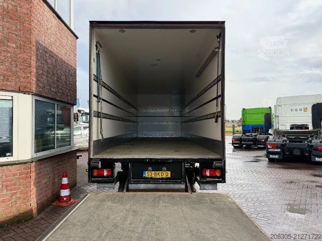 Box truck MAN TGM 12.250 BL mit 8.65m Isokoffer und 2T LBW