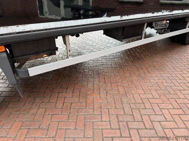 Box truck MAN TGM 12.250 BL mit 8.65m Isokoffer und 2T LBW