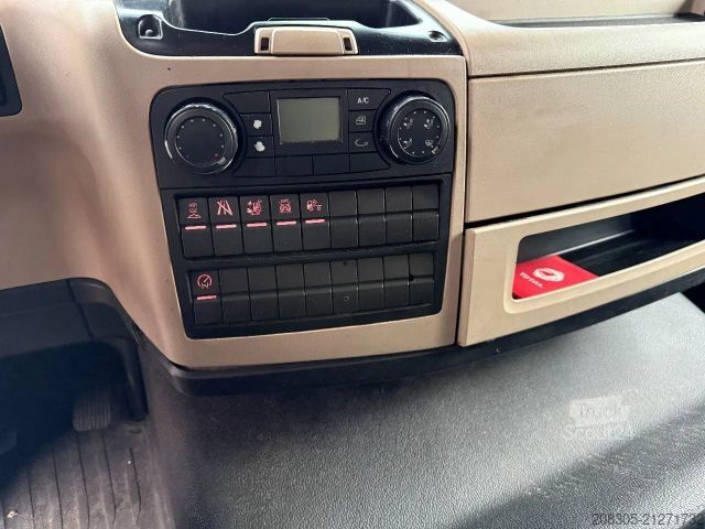 Box truck MAN TGM 12.250 4X2 ISOKOFFER (8.65M) MIT 2T LBW