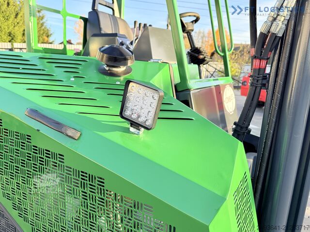 Wózek widłowy czterokierunkowy Combilift CB4000 GAS TRIPLEX 5200 POSITIONER