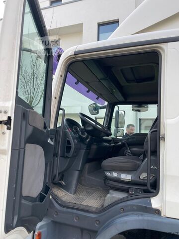 Camion avec hayon élévateur MAN TGL 02