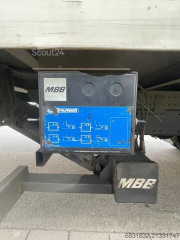 Camion avec hayon élévateur MAN TGL 02