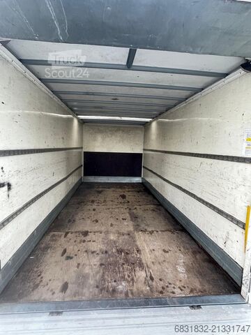 Camion avec hayon élévateur MAN TGL 02