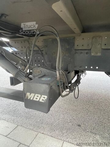 Camion avec hayon élévateur MAN TGL 02