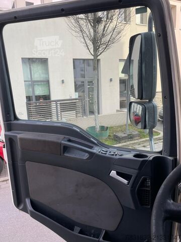 Camion avec hayon élévateur MAN TGL 02