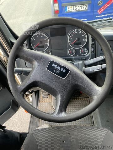 Camion avec hayon élévateur MAN TGL 02