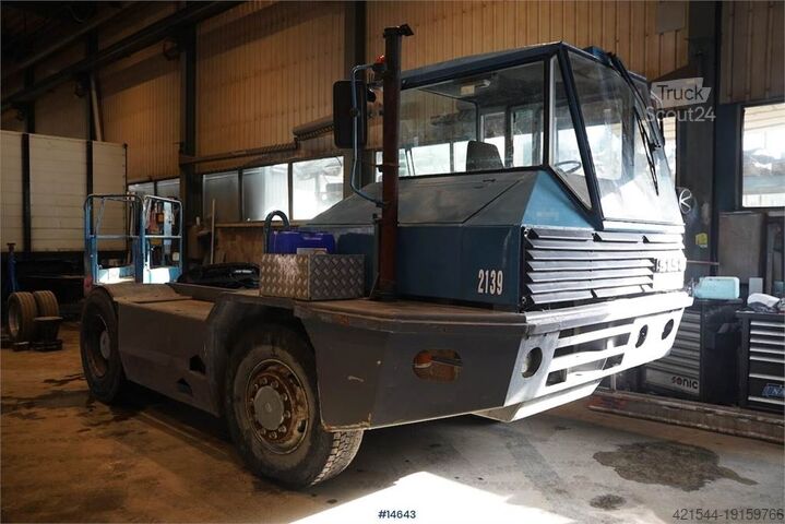 Laad- en losmachine Sisu 2139 4x4 Terminal truck. Watch video!