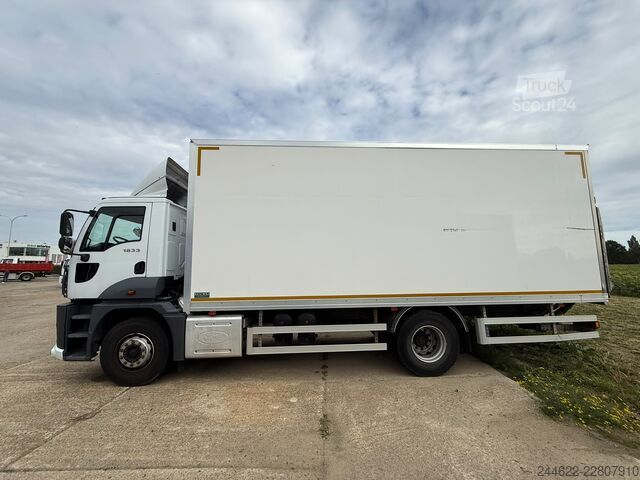 شاحنة صندوقية 4x2 مزودة برفعة خلفية من نوع Dhollandia وباب جانبي. Ford 2023 FORD 1833 DC 4x2 (EXPORT)