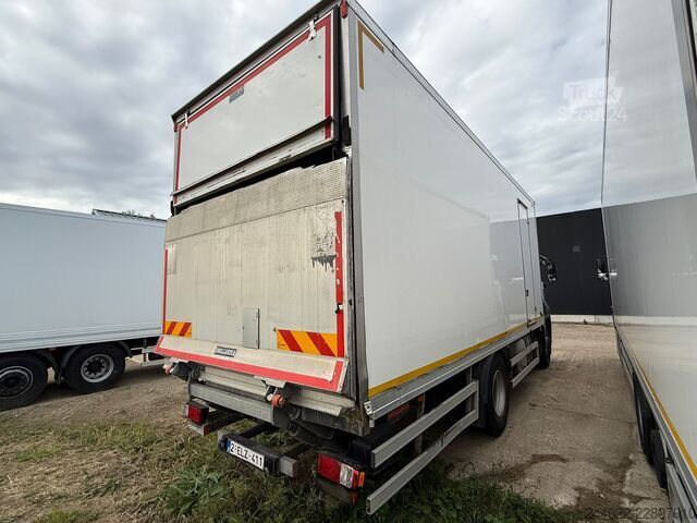 شاحنة صندوقية 4x2 مزودة برفعة خلفية من نوع Dhollandia وباب جانبي. Ford 2023 FORD 1833 DC 4x2 (EXPORT)