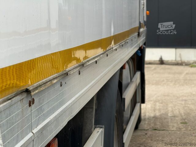 شاحنة صندوقية 4x2 مزودة برفعة خلفية من نوع Dhollandia وباب جانبي. Ford 2023 FORD 1833 DC 4x2 (EXPORT)
