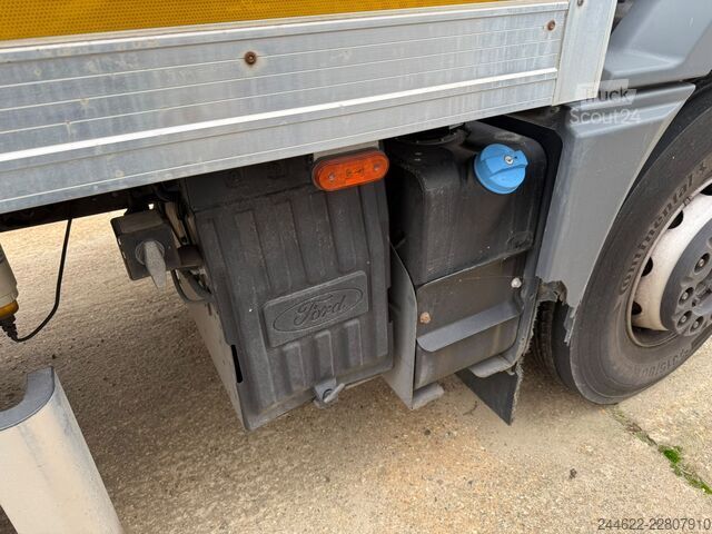 شاحنة صندوقية 4x2 مزودة برفعة خلفية من نوع Dhollandia وباب جانبي. Ford 2023 FORD 1833 DC 4x2 (EXPORT)