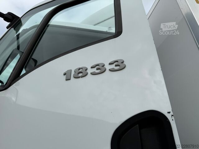 شاحنة صندوقية 4x2 مزودة برفعة خلفية من نوع Dhollandia وباب جانبي. Ford 2023 FORD 1833 DC 4x2 (EXPORT)