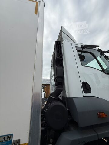شاحنة صندوقية 4x2 مزودة برفعة خلفية من نوع Dhollandia وباب جانبي. Ford 2023 FORD 1833 DC 4x2 (EXPORT)