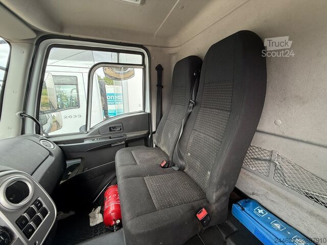 شاحنة صندوقية 4x2 مزودة برفعة خلفية من نوع Dhollandia وباب جانبي. Ford 2023 FORD 1833 DC 4x2 (EXPORT)