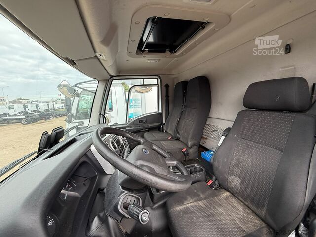 شاحنة صندوقية 4x2 مزودة برفعة خلفية من نوع Dhollandia وباب جانبي. Ford 2023 FORD 1833 DC 4x2 (EXPORT)