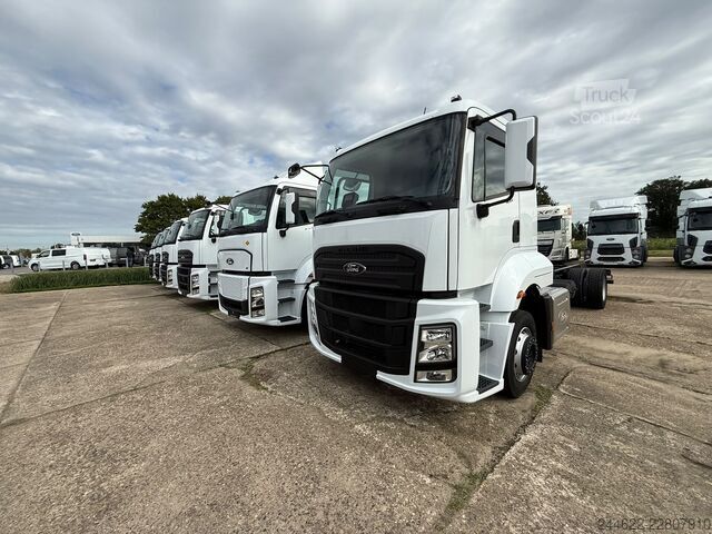 شاحنة صندوقية 4x2 مزودة برفعة خلفية من نوع Dhollandia وباب جانبي. Ford 2023 FORD 1833 DC 4x2 (EXPORT)
