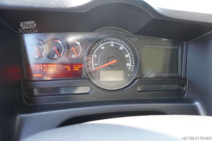 Nadstavba žeriava Renault D12 / New galvanized tow truck superstru