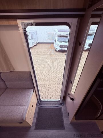 Puoliksi integroitu matkailuauto CHAUSSON 640 First Line