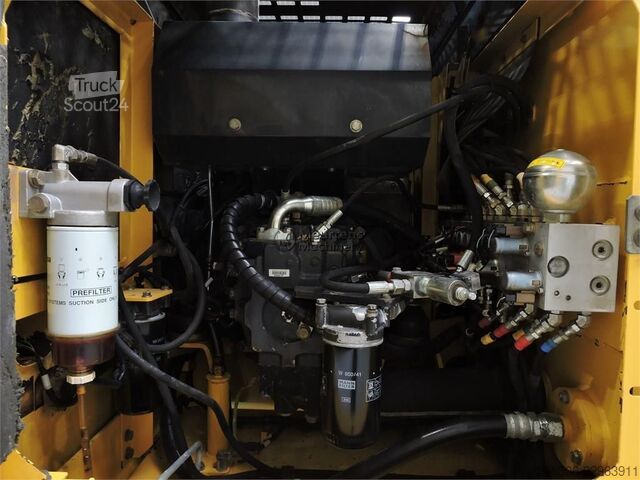 Pyöräalustainen kaivinkone KOMATSU PW140
