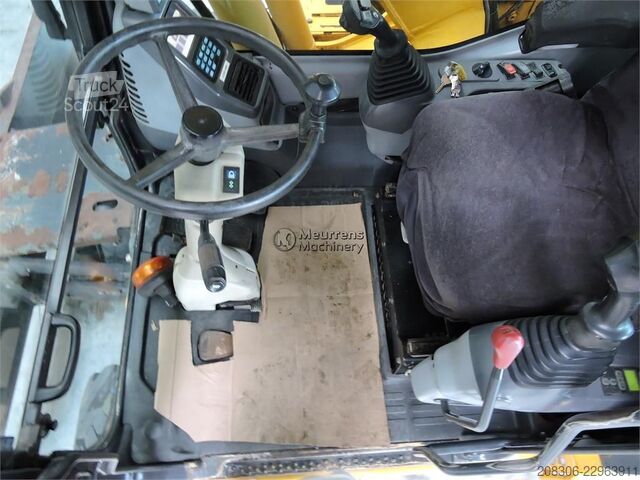Pyöräalustainen kaivinkone KOMATSU PW140