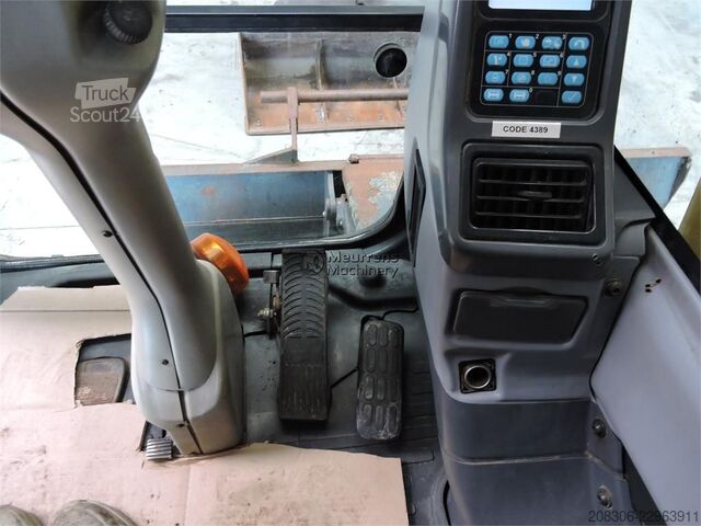 Pyöräalustainen kaivinkone KOMATSU PW140
