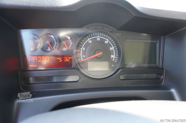 Tow truck Renault D12 / New galvanized tow truck superstru