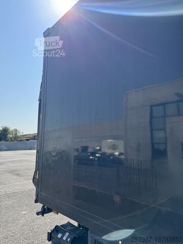 Camion à caisse fourgon DAF 45.220