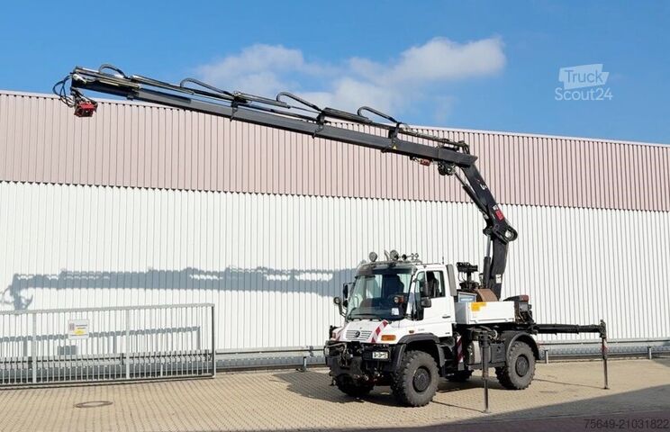 Grue montée sur camion Unimog U400 4x4 U400 4x4, Frontzapfwelle, Heckkran Hiab XS 144-E4 HiDuo, Seilwinde, Funk