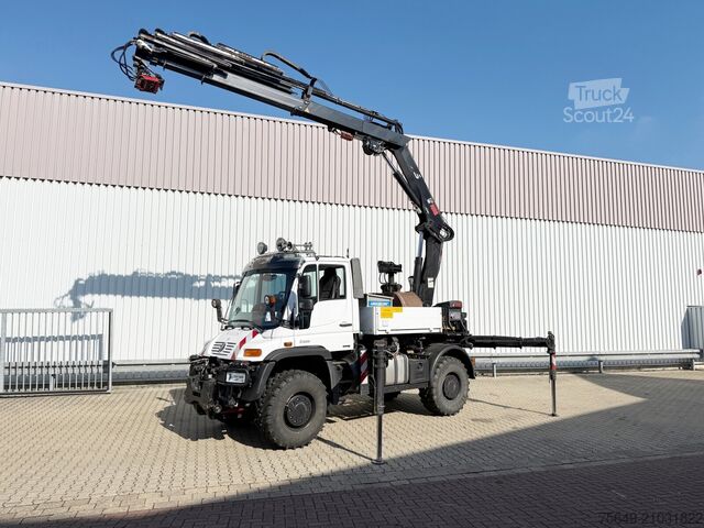 Grue montée sur camion Unimog U400 4x4 U400 4x4, Frontzapfwelle, Heckkran Hiab XS 144-E4 HiDuo, Seilwinde, Funk