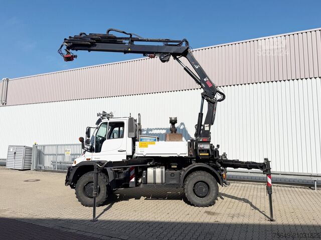 Grue montée sur camion Unimog U400 4x4 U400 4x4, Frontzapfwelle, Heckkran Hiab XS 144-E4 HiDuo, Seilwinde, Funk
