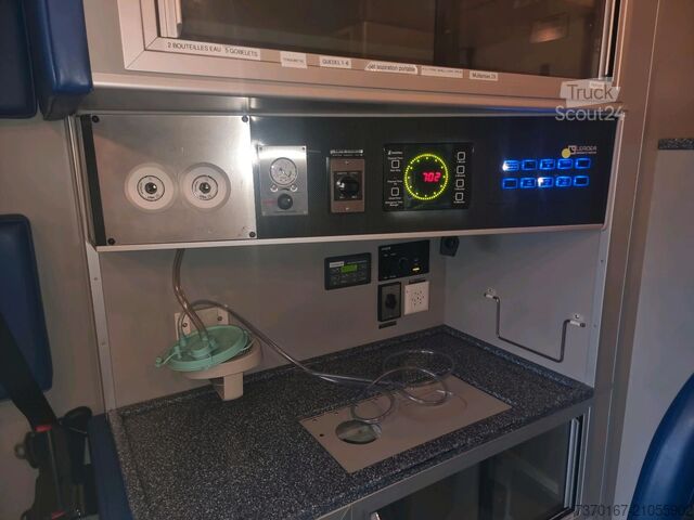 Rettungswagen Chevrolet Silverado 3500 Leader Ambulance