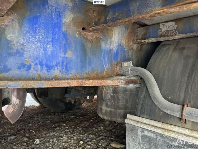 Tyllis jumbo semitrailer med HMF-kran Tyllis jumbo semi-trailer with HMF crane