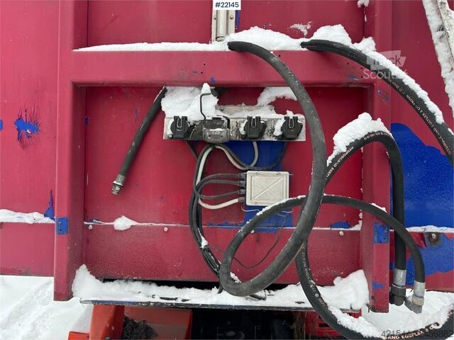 Tyllis jumbo semitrailer med HMF-kran Tyllis jumbo semi-trailer with HMF crane