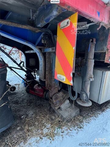 Tyllis jumbo semitrailer med HMF-kran Tyllis jumbo semi-trailer with HMF crane