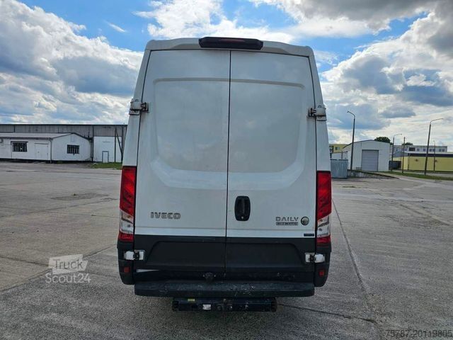 Bestelwagen met verhoogd dak IVECO 35S16 A8 V L, mittellang & hoch, kleiner Schaden