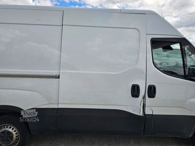 Bestelwagen met verhoogd dak IVECO 35S16 A8 V L, mittellang & hoch, kleiner Schaden