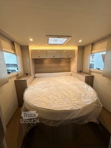 Camper semintegrato BÜRSTNER Lineo T 700 - Queensbett