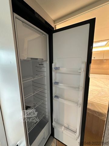 Félintegrált lakóautó BÜRSTNER Lineo T 700 - Queensbett