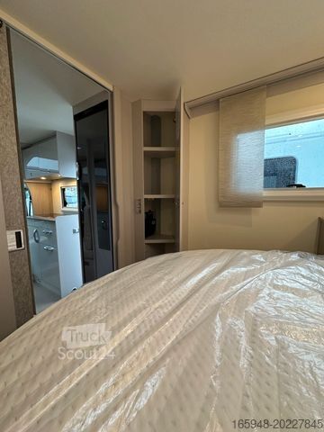 Félintegrált lakóautó BÜRSTNER Lineo T 700 - Queensbett