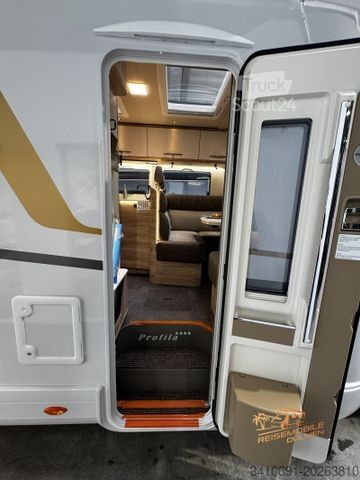 Half-integraal camper EURAMOBIL Profila T 695 EB Ausstellungsfahrzeug