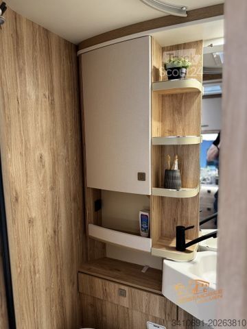 Half-integraal camper EURAMOBIL Profila T 695 EB Ausstellungsfahrzeug