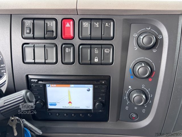 Vrachtwagen met bakwagen DAF LF 320 Sleeper Cab Koffer mit LBW Automatik AHK