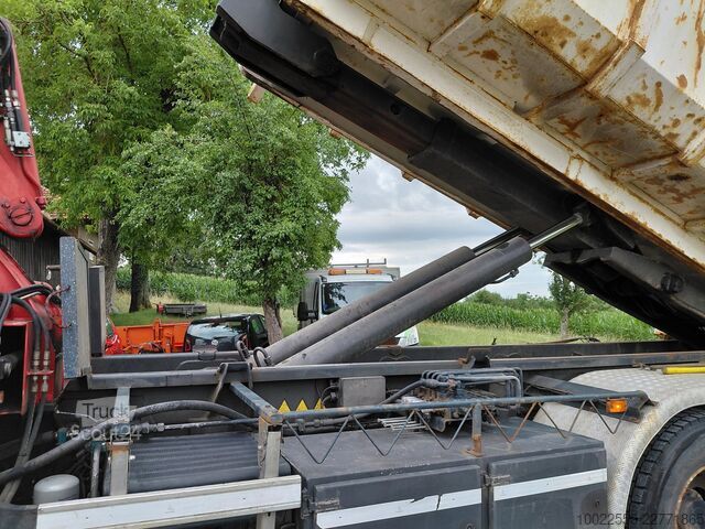 Hakowiec z żurawiem załadunkowym Atlas Renault Premium Lander 410.26