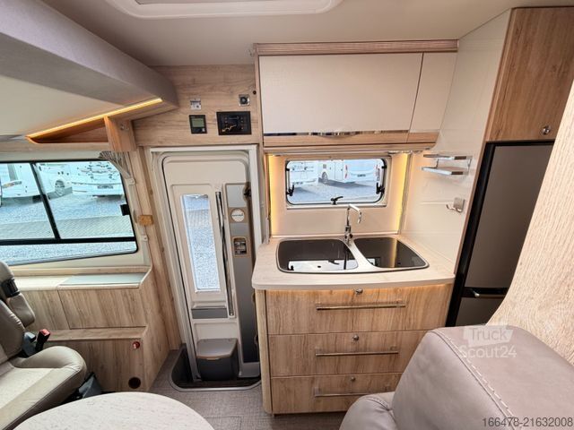 Integrated camper EURAMOBIL Integra Line I 655 EB *Einzelbetten-Hubbett*