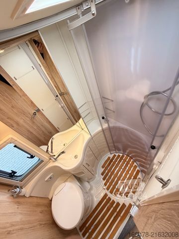 Integrated camper EURAMOBIL Integra Line I 655 EB *Einzelbetten-Hubbett*